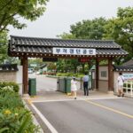 부경경마공원역 출입구와 주변 도로 풍경