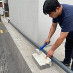 시티오씨엘 입주청소시 창틀 레일과 틈새를 꼼꼼히 닦는 모습