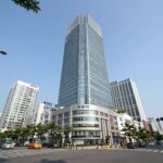 창원자이 더 스카이가 들어서는 중앙동 중심부 전경 사진. 주변에 시청과 백화점, 대형 마트가 보인다.