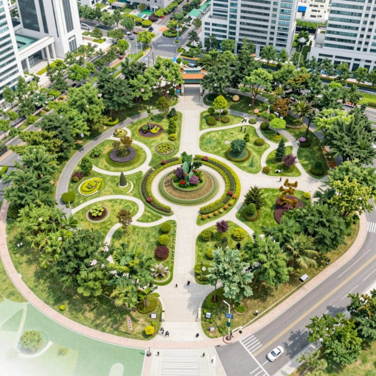 천안 아이파크시티 6단지 조감도와 단지 내 조경 공원 전경