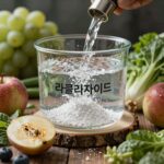 라클라체자이드파인 분말이 물에 녹아있는 모습과 주변에 신선한 과일과 채소가 놓여있는 건강한 장 환경을 상징하는 이미지