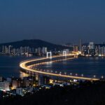 써밋 더힐 야간 조감도로 단지 전체가 조명을 밝히며 한강과 도심이 보이는 입지를 강조한 이미지