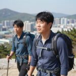 성인 플랩캡을 착용한 등산객이 강한 햇빛 속에서도 얼굴과 목을 보호하고 있는 모습