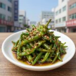 아삭이 고추 된장무침 완성 접시 사진, 초록 고추에 된장 양념이 골고루 묻어 윤기가 난다