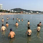 캐리비안베이 골드시즌 야외 파도풀에 많은 사람들이 물놀이를 즐기는 모습