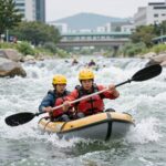 동강 래프팅 보트에서 급류를 즐기는 짜릿한 순간
