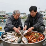 동네 한바퀴 가평 송어 양식장 노부부의 송어 한 상. 송어회, 튀김, 매운탕이 푸짐하게 담겨 있다.