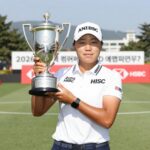 2026 HSBC 위민스 월드 챔피언십 우승자 해나 그린이 트로피를 들고 포즈를 취하고 있다