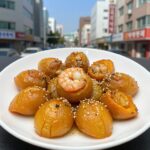 완성된 호박 새우젓 볶음 접시에 담긴 모습, 둥근호박이 으깨지지 않고 부드럽게 익었으며 새우젓 건더기와 통깨가 보임