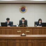 서울중앙지방법원 법정 내부 정의의 저울 조각상과 판사석 모습