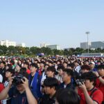 한국 축구 조별리그 3위 순위표와 다른 조 경기 결과를 기다리는 팬들의 복잡한 심정을 나타내는 이미지