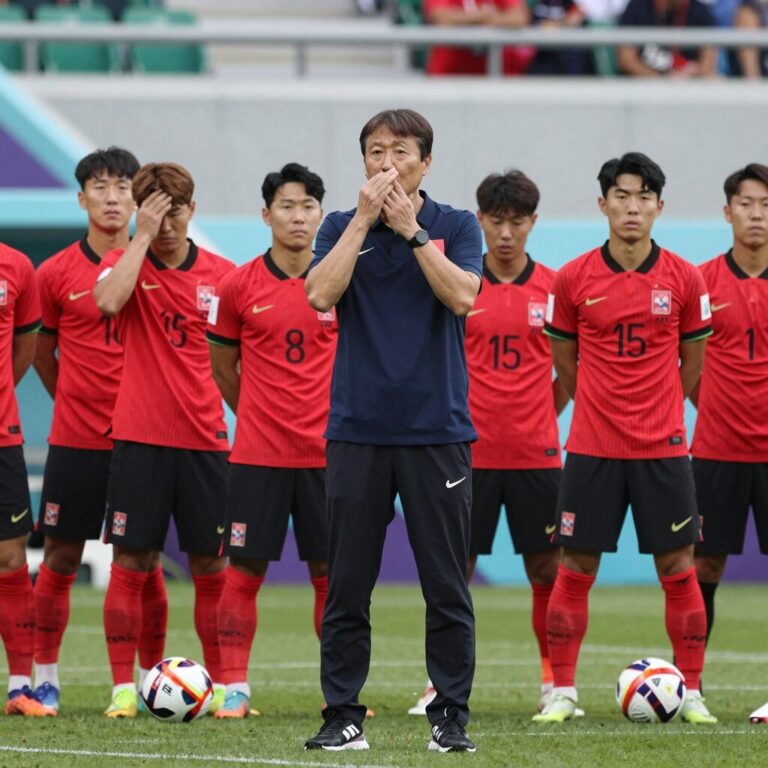한국 축구 대표팀이 남아공전 패배 후 실망한 표정으로 그라운드를 바라보고 있다. 홍명보 감독의 무기력한 지휘와 함께 32강 탈락의 아쉬움이 느껴진다.