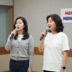 나미애와 어머니가 집 방송실에서 함께 노래하는 모습, MBN 언포게터블 듀엣 촬영 장면