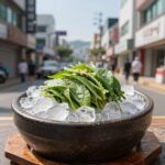 시원한 오이지 냉국 한 그릇에 얼음이 동동 떠 있는 모습