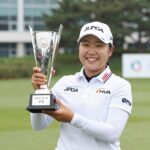 박현경이 JLPGA 어스 몬다민컵 우승 트로피를 들고 환하게 웃고 있는 모습