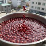 빨간 강낭콩을 냄비에 넣고 삶고 있는 모습, 붉은 콩이 물에서 부풀어 오름