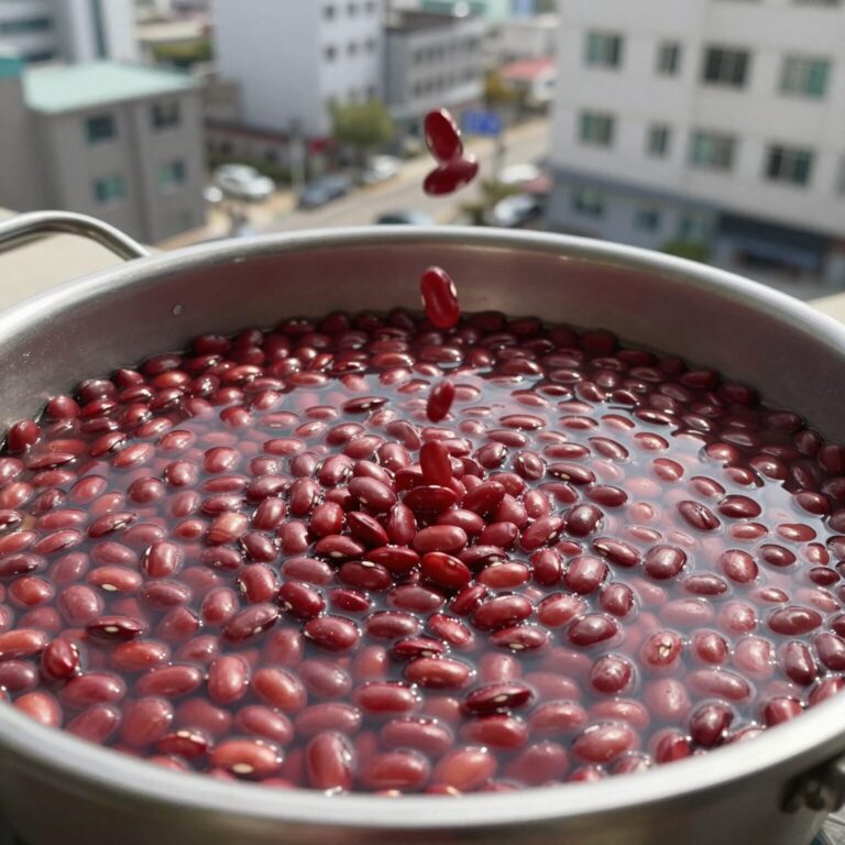 빨간 강낭콩을 냄비에 넣고 삶고 있는 모습, 붉은 콩이 물에서 부풀어 오름