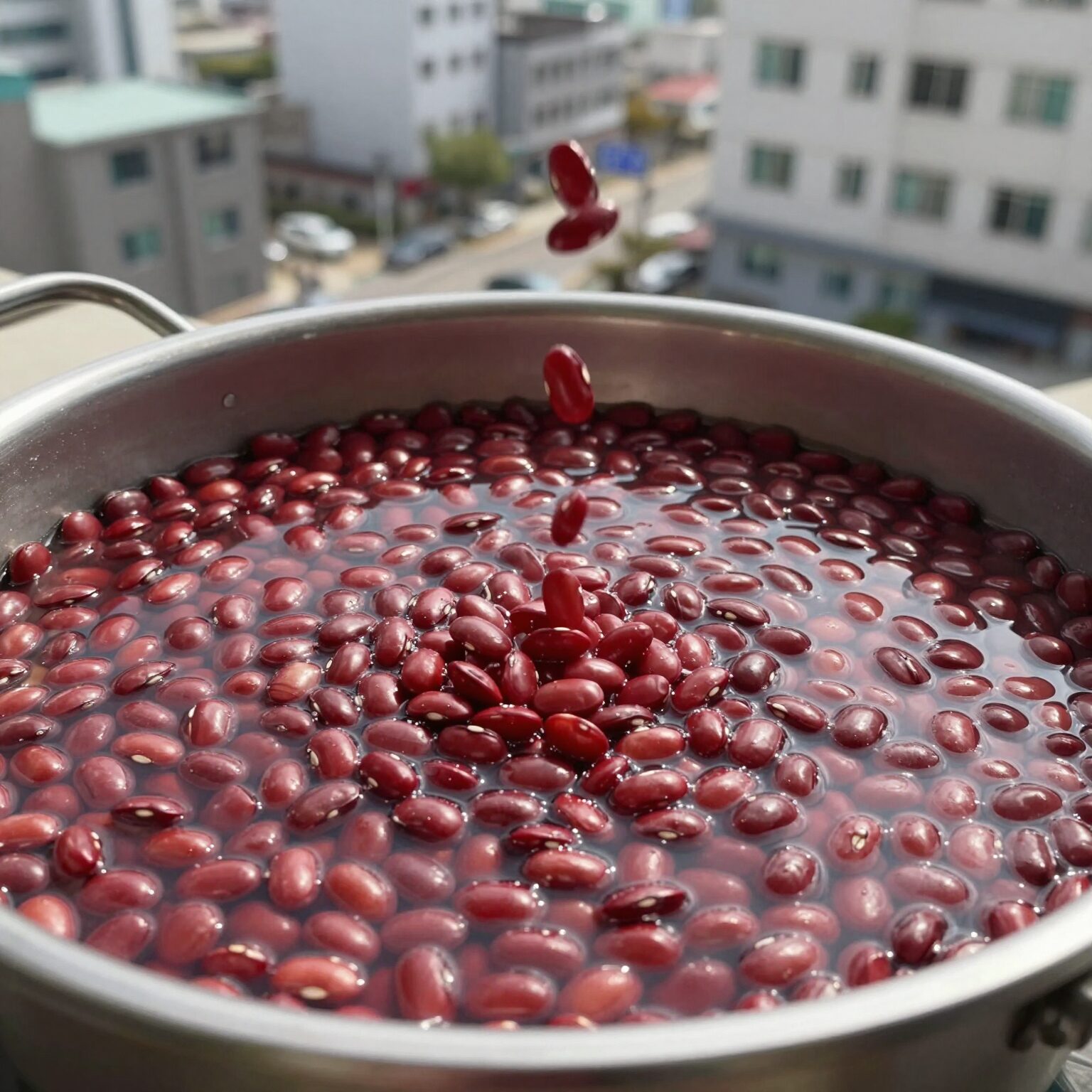빨간 강낭콩을 냄비에 넣고 삶고 있는 모습, 붉은 콩이 물에서 부풀어 오름
