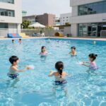 워터매트와 양재천 수영장의 물놀이 풀장을 비교한 사진으로 아기와 초등학생 모두 즐길 수 있는 장면