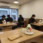 도쿄빙수 오목교역점 솔직 후기 도쿄빙수 오목교역점 내부 일본풍 인테리어와 빙수 테이블