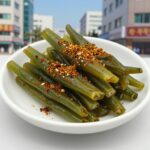 아삭하게 무친 노각오이 무침 완성 접시 사진, 고추가루와 깨소금이 골고루 묻어 있다