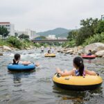 여름 청도 계곡 물놀이 명소 모음 청도 계곡에서 아이들이 튜브를 타고 물놀이하는 모습