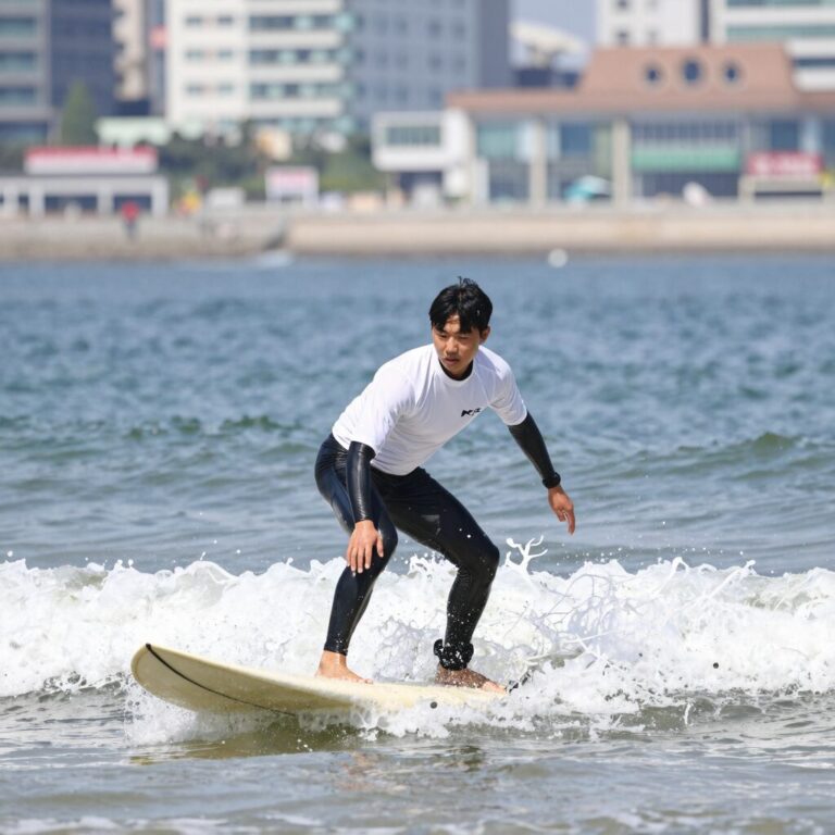 서핑 테이크오프 순간 팝업 자세와 발 위치 설명 사진