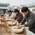 사마귀 키우기 사육장과 먹이를 함께 준비한 모습