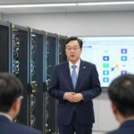 배경훈 장관이 AI 투자 정책을 설명하는 모습과 GPU 데이터센터 조감도