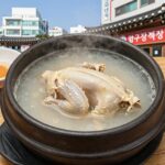 압구정 삼계탕 맛집에서 제공하는 닭 한마리 듬뿍 들어간 따뜻한 삼계탕