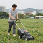 보쉬 ARM34 유선 잔디깎이로 잔디를 깎는 모습