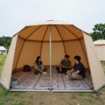 청도 자연속캠핑장 방갈로 내부 육각형 구조와 전기장판이 보이는 모습