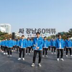 싸이 강남스타일 60억뷰 달성 기념 콘서트 현장, 하늘색 재킷을 입고 말춤을 추는 모습