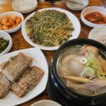 가평 녹두기와집에서 나온 녹두삼계탕과 부추전, 메밀전병이 차려진 푸짐한 한상 차림