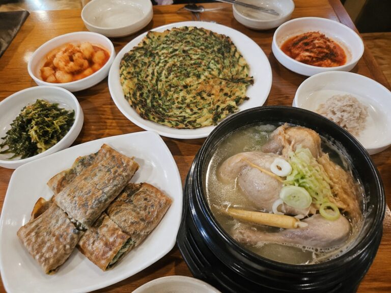 가평 녹두기와집에서 나온 녹두삼계탕과 부추전, 메밀전병이 차려진 푸짐한 한상 차림
