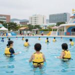 전남 광양수상레저 워터파크에서 구명조끼를 입고 물놀이하는 사람들