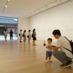 7월 경주 아기와 함께 국립경주박물관 실내 전시실에서 즐거워하는 모습