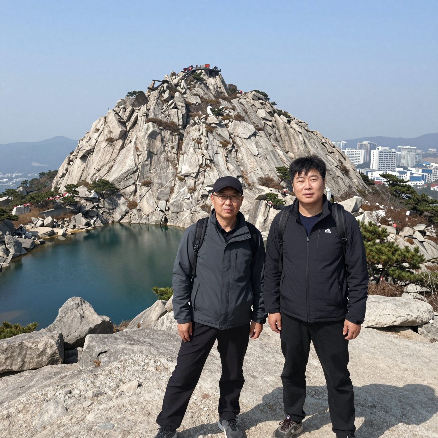 한라산 정상에서 백록담을 배경으로 찍은 두 남자의 사진