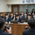 장윤기 사건 법정 모습과 언론 취재진이 모여 있는 화면