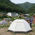 지리산 리조트 글램핑장에서 바라본 계곡과 텐트 전경