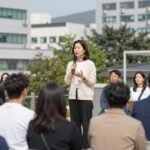이하정 아나운서가 신앙 간증 강연에서 믿음의 가정에 대해 이야기하고 있는 모습