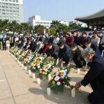 연세대 이한열동산에서 열린 이한열 열사 추모제 모습, 촛불과 국화꽃이 놓여 있다
