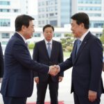 이재명 대통령이 앤 공주를 접견하며 악수하는 모습
