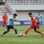 멕시코와 에콰도르의 2026 월드컵 32강 경기 장면, 중원에서 공을 다투는 선수들
