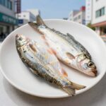 신선한 제철 민어회가 담긴 접시. 두툼한 살과 부레, 껍질이 함께 나와 있다.