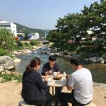 남한산성 현촌 계곡 옆 야외 테이블에서 계곡을 바라보는 모습
