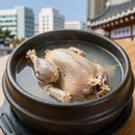 옛날삼계탕의 한방삼계탕 그릇에 담긴 모습 육수와 닭고기가 보인다