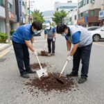 전문 청소팀이 구더기와 파리로 오염된 현장을 소독하고 있는 모습