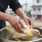 백종원 삼계탕을 만들기 위해 닭을 손질하는 모습. 뱃속을 깨끗이 씻고 기름기를 제거하는 과정