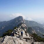 산청 왕산 정상에서 바라본 지리산 천왕봉 능선과 구름 사이로 펼쳐진 산맥